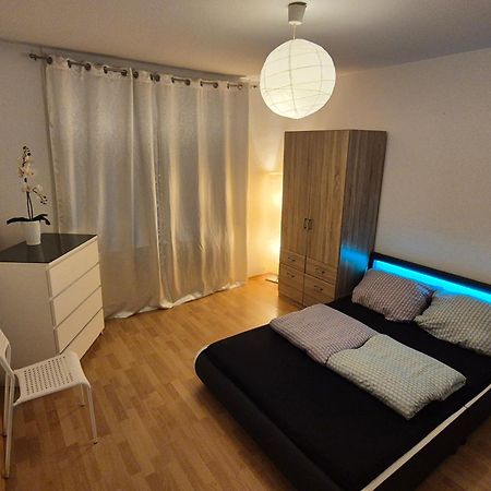 Schoene 3 Schlafzimmer Wohnung Mit 4 Dopplbetten Berlin Exterior photo